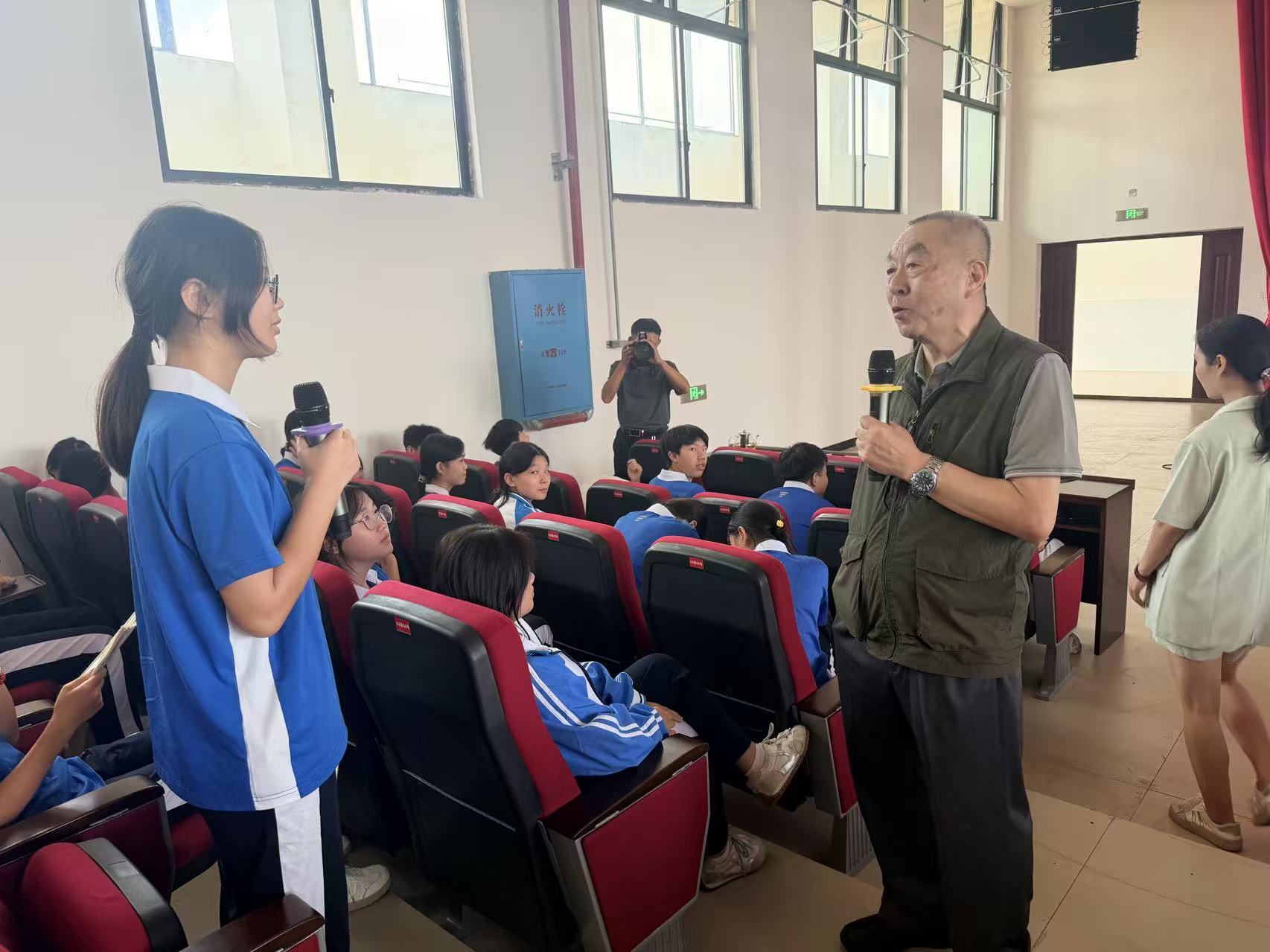 教授现场为学生答疑解惑。.jpg