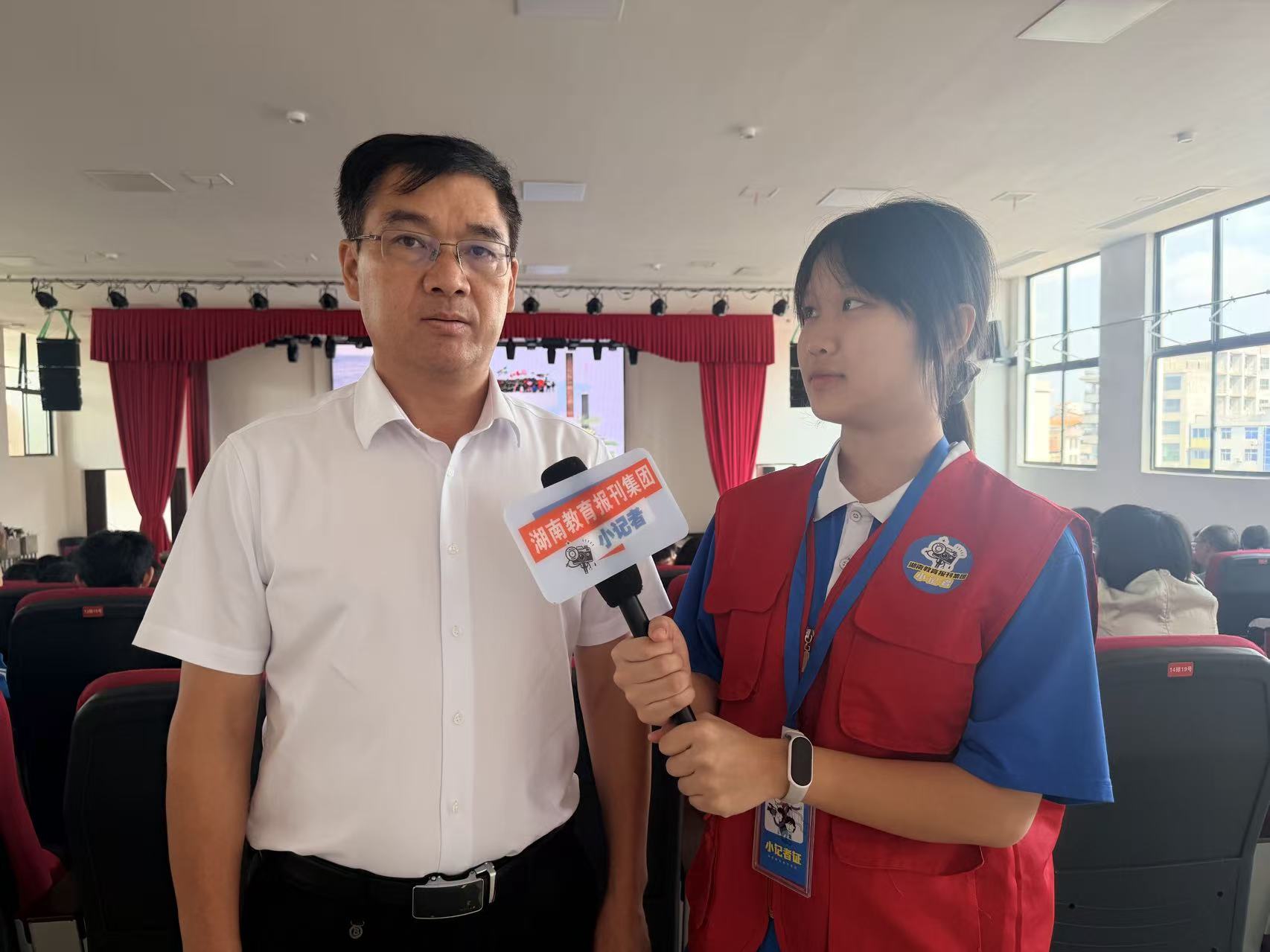 小记者采访学校负责人。.jpg