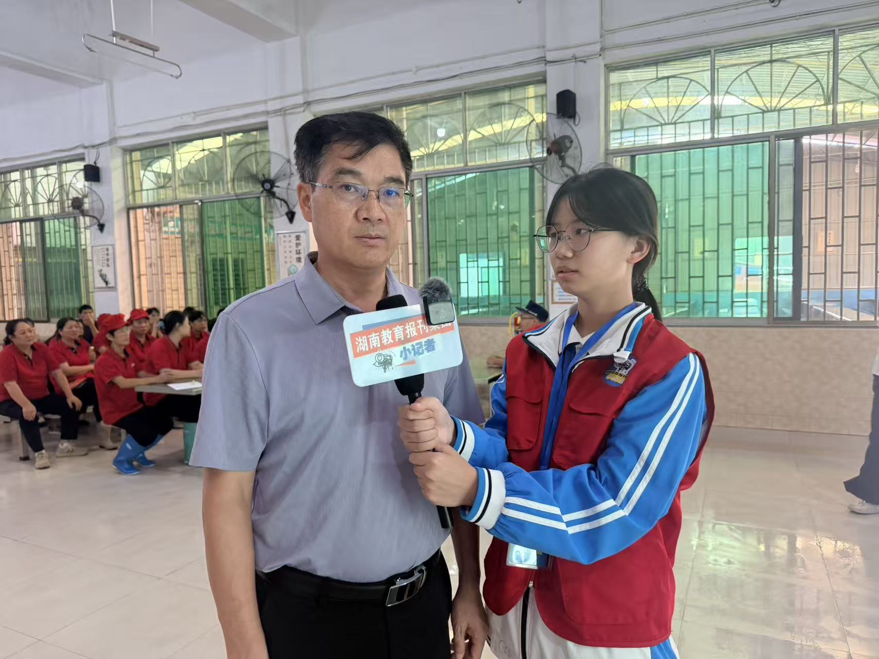 小记者采访学校负责人。.jpg