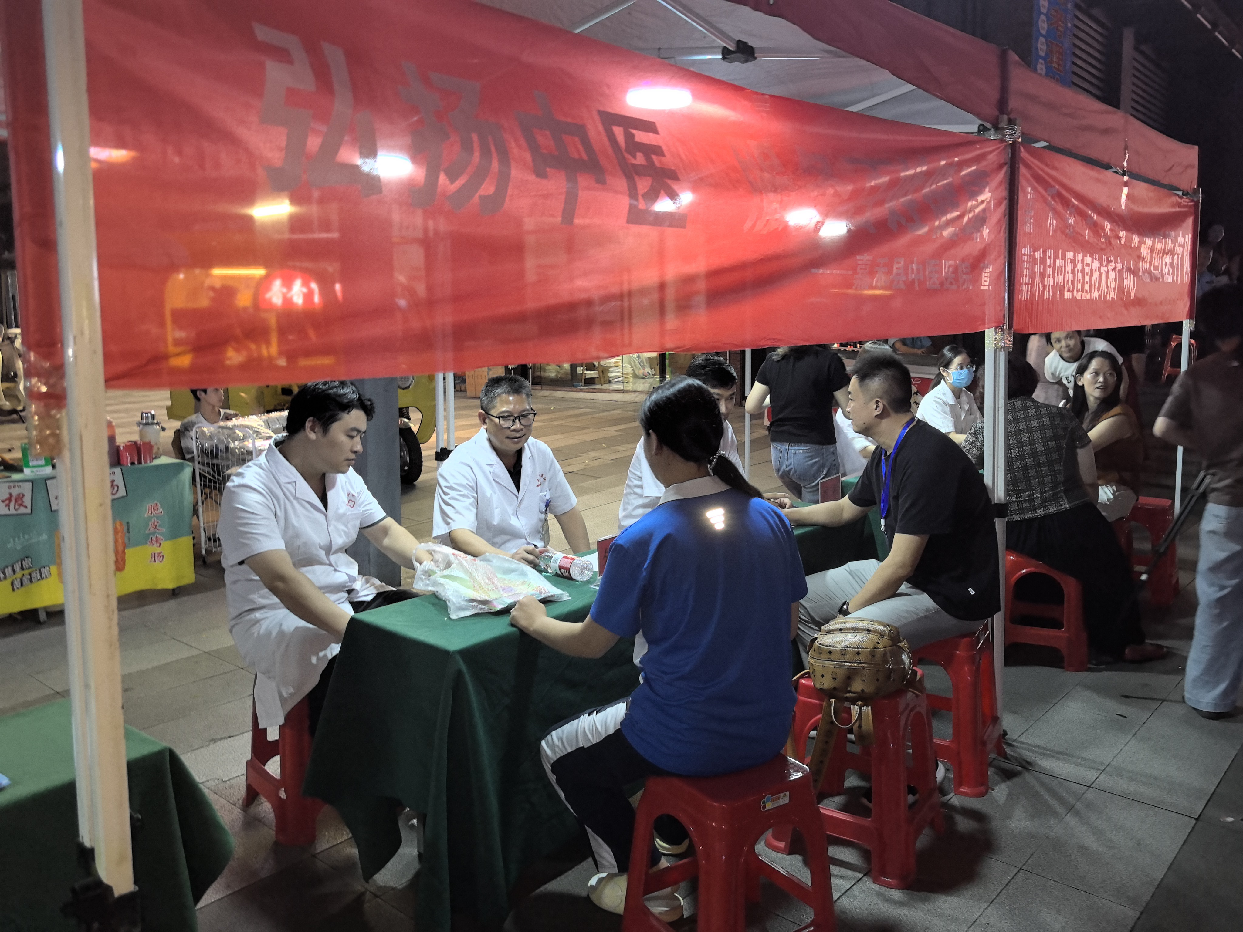 学生参与活动。.jpg