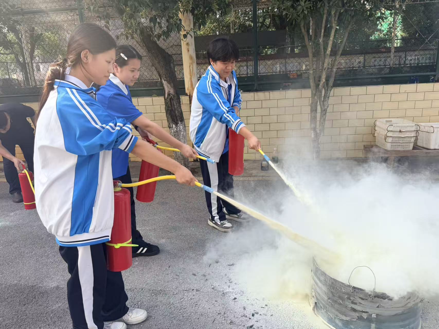 学生参与灭火演练。.jpg