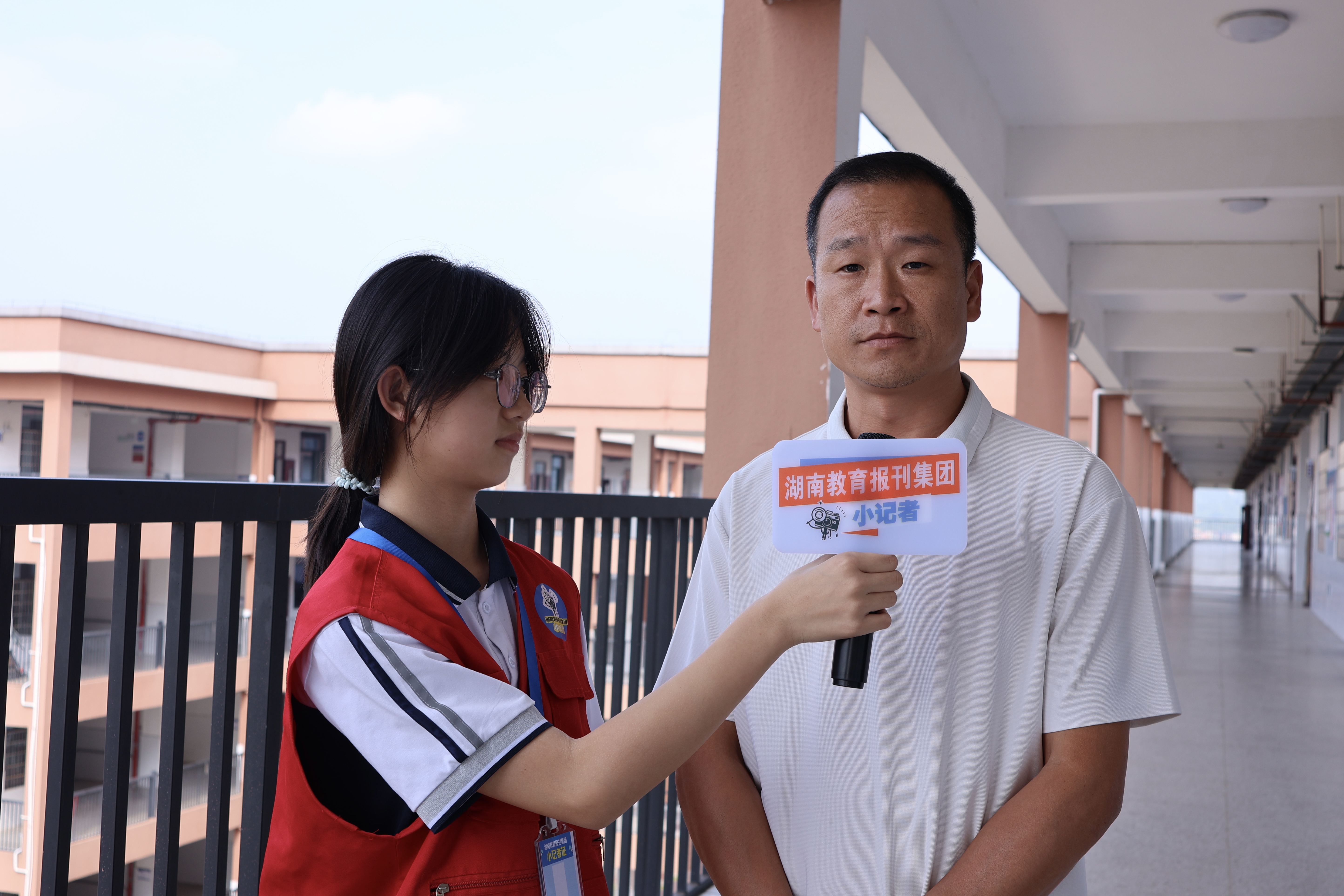 小记者采访学校相关负责人。.jpg