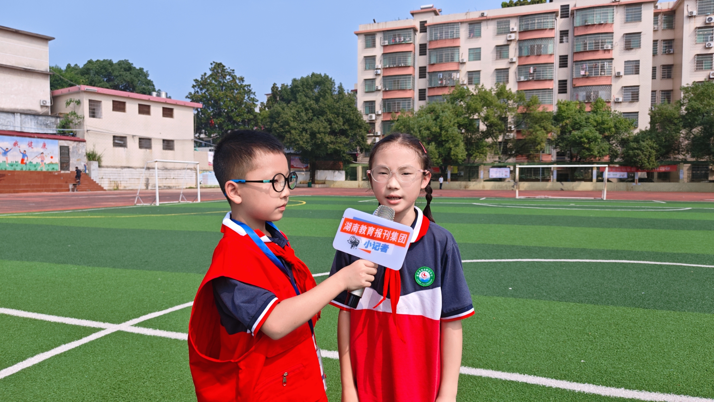 小记者采访参与活动的同学。.jpg