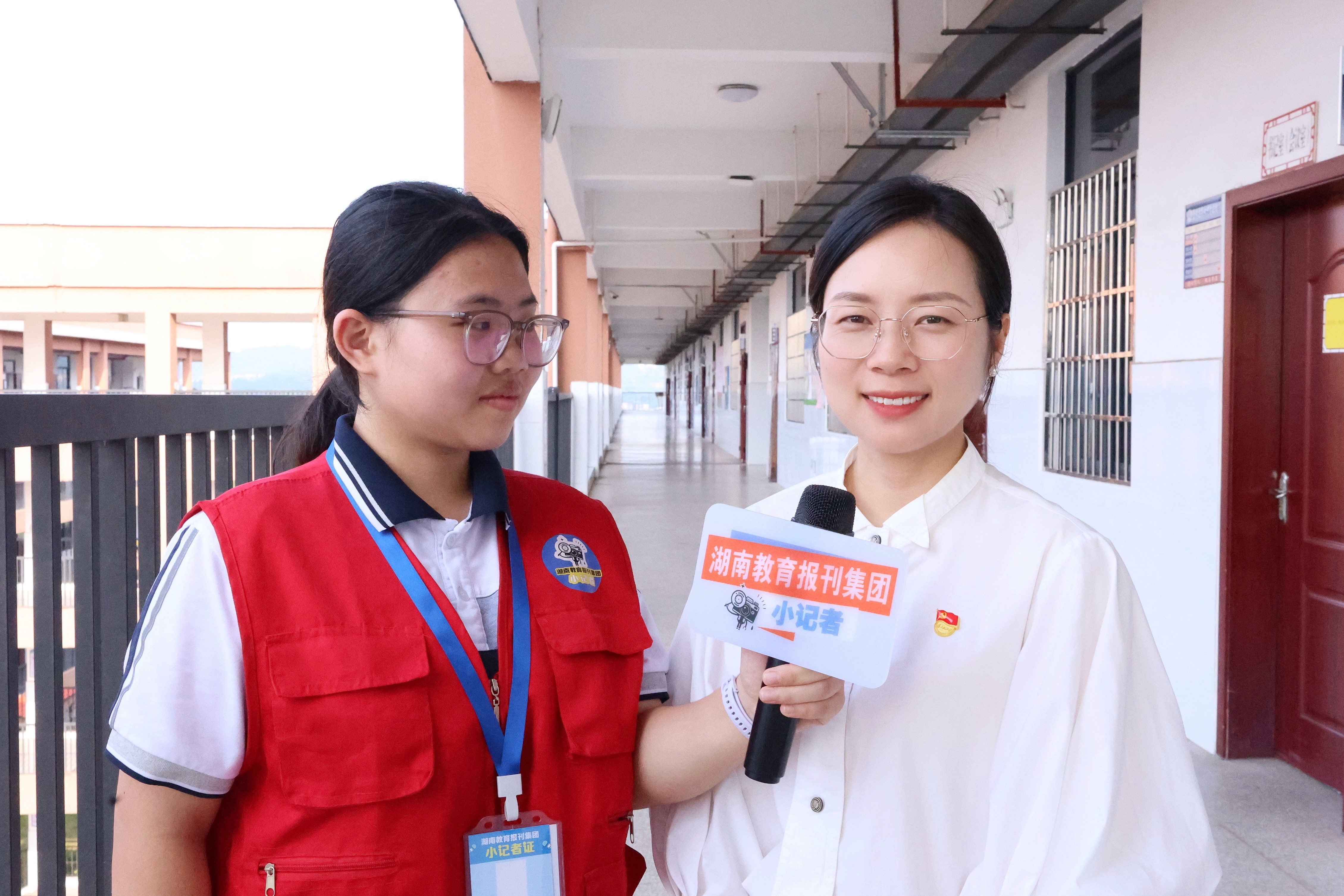 小记者采访学校负责人。.jpg