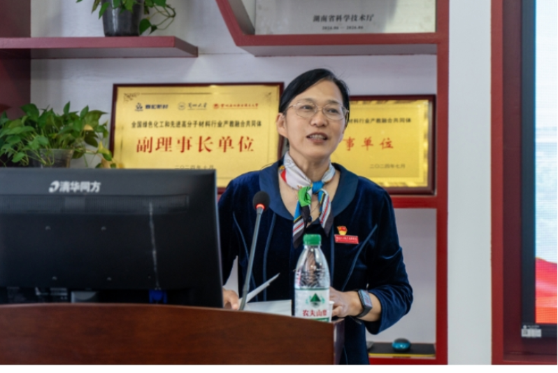 湖南化工职业技术学院党委副书记、校长隆平为化学工程学院分党校上党课