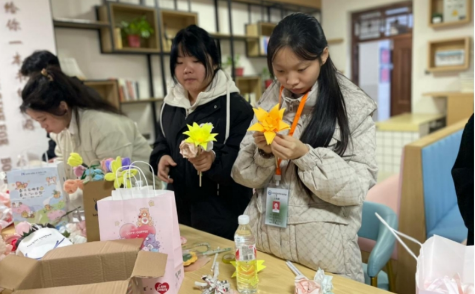 湖南化工职院：花漾女神节 纸艺绽芳华