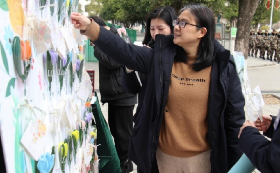 长沙航空职院：管理学院开展“柔肩担重任，巾帼绽芳华”庆“三八”妇女节活动