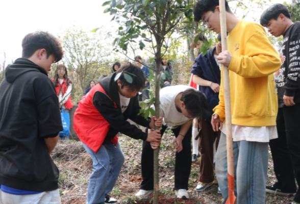 湖南化工职院：践行雷锋精神守护盎然绿意