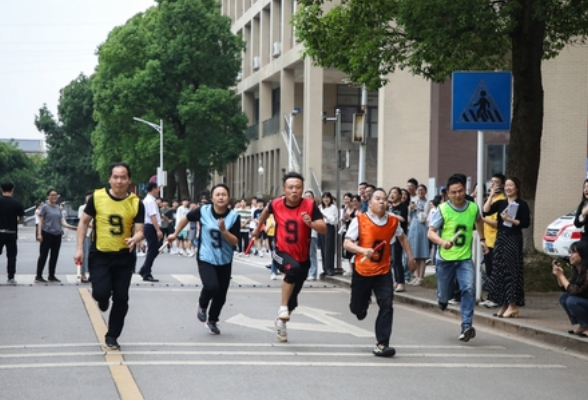 跑过风景 跑过青春 湖南铁科职院举行环校园接力赛