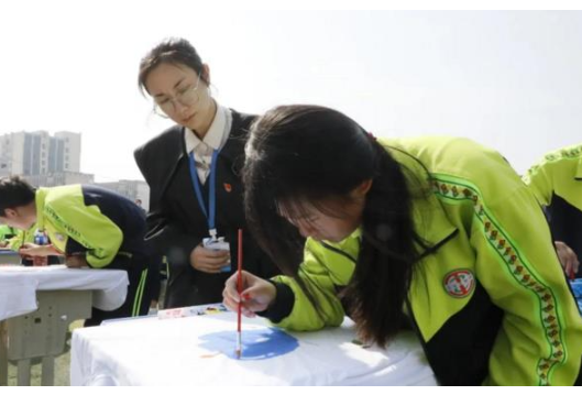 用“画”上好思政课——记江华瑶族自治县职业中专教师潘婧