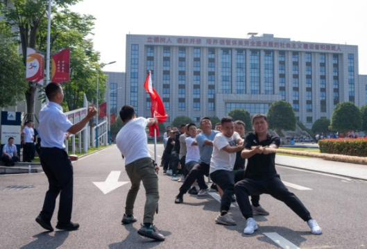 燃起来！长沙航院举办教职工拔河比赛