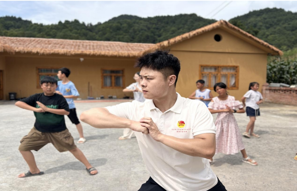 擒敌拳教学进乡村，长沙商贸旅游职院退役学子点燃儿童报国梦