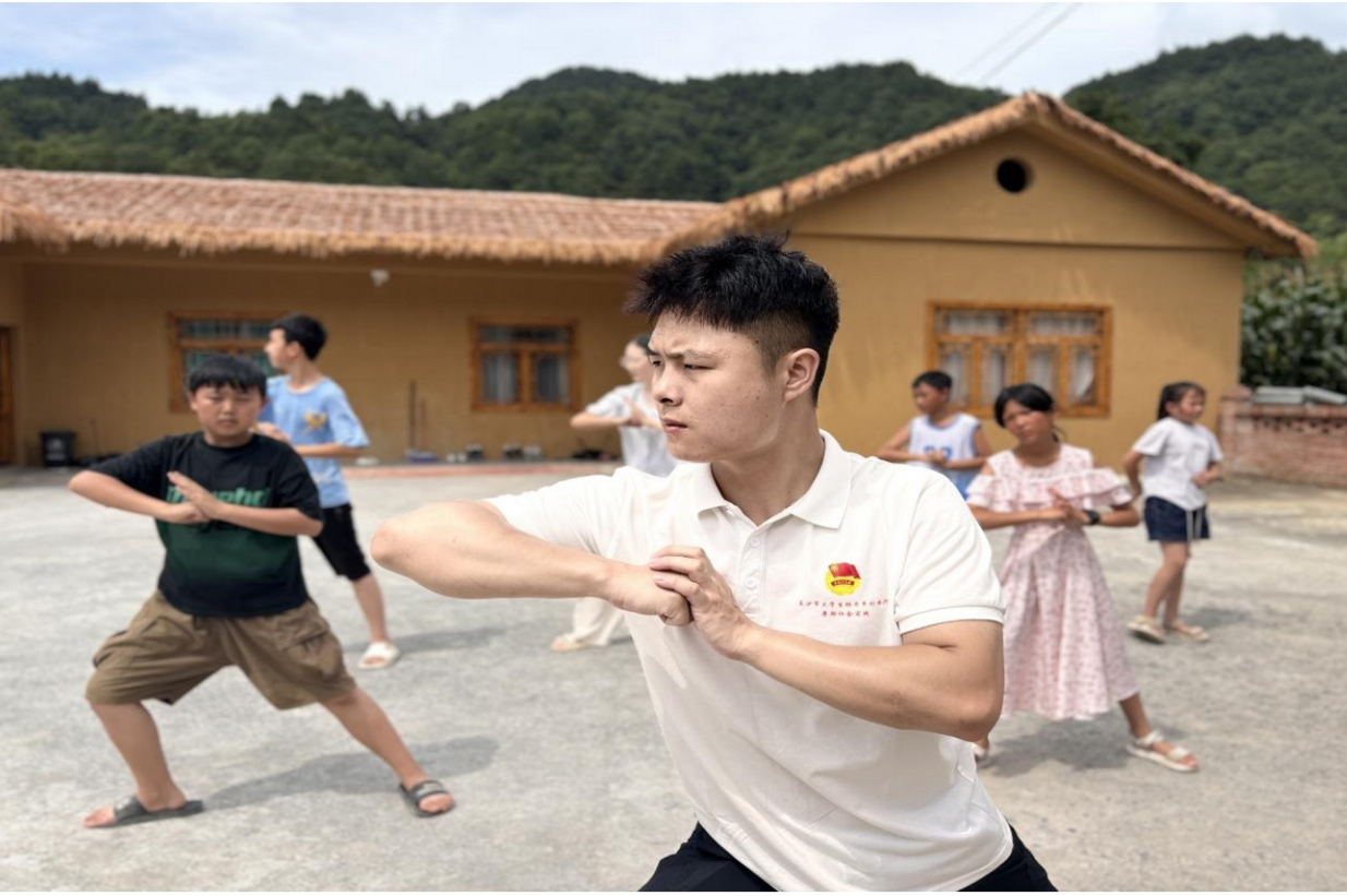 擒敌拳教学进乡村，长沙商贸旅游职院退役学子点燃儿童报国梦