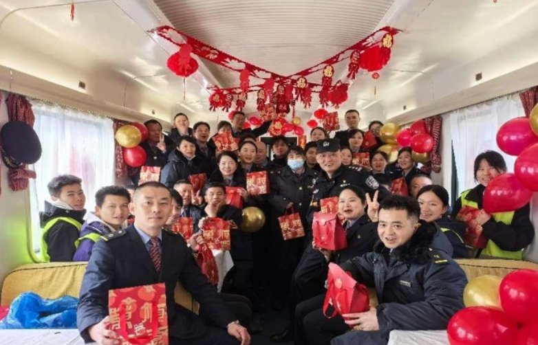 车厢里涌动的青春暖流：湖南高铁职院志愿者的春运“新春课堂”