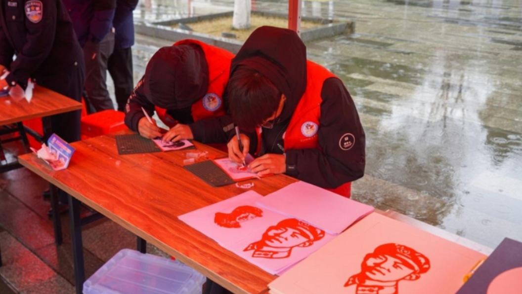 特教学生进社区剪纸 让“雷锋”走向百姓家——长沙职业技术学院开展“学雷锋”志愿服务系列便民活动