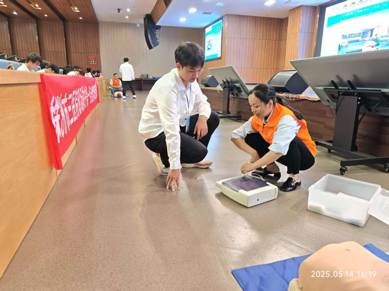 6.学生现场模拟第一目击者心脏复苏实操.jpg