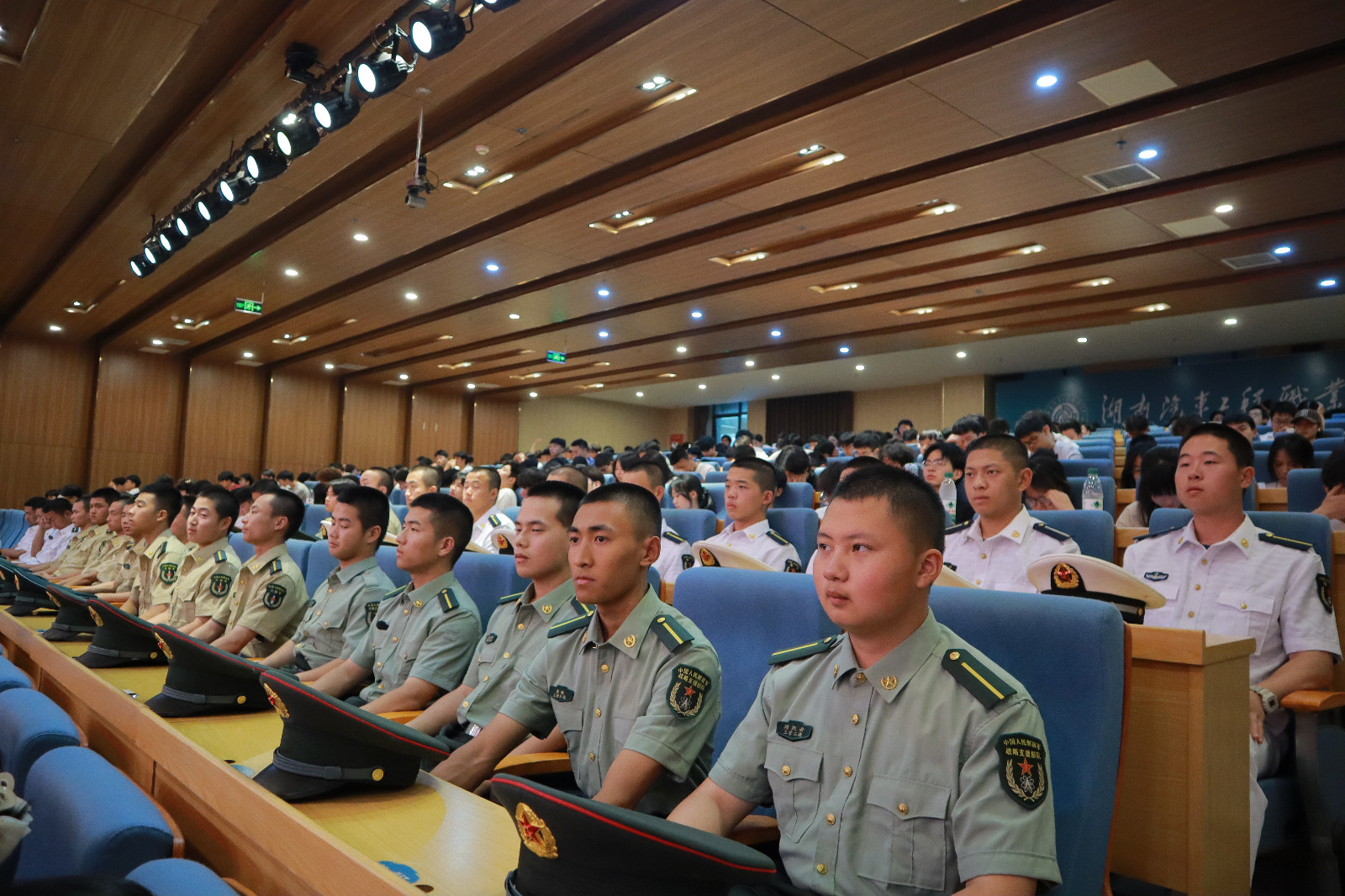 5.我校学子认真聆听.jpg