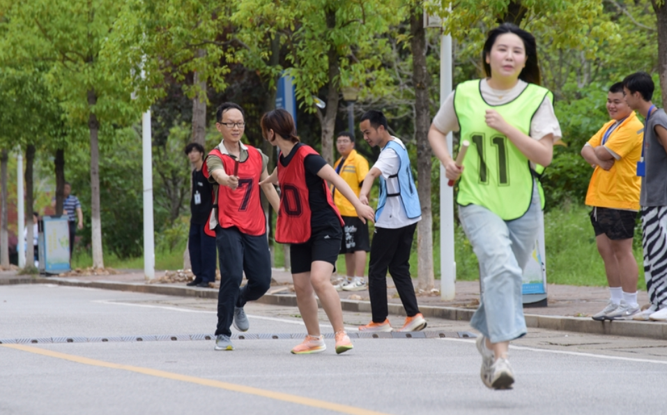 湖南铁科职院举行环校园跑活动