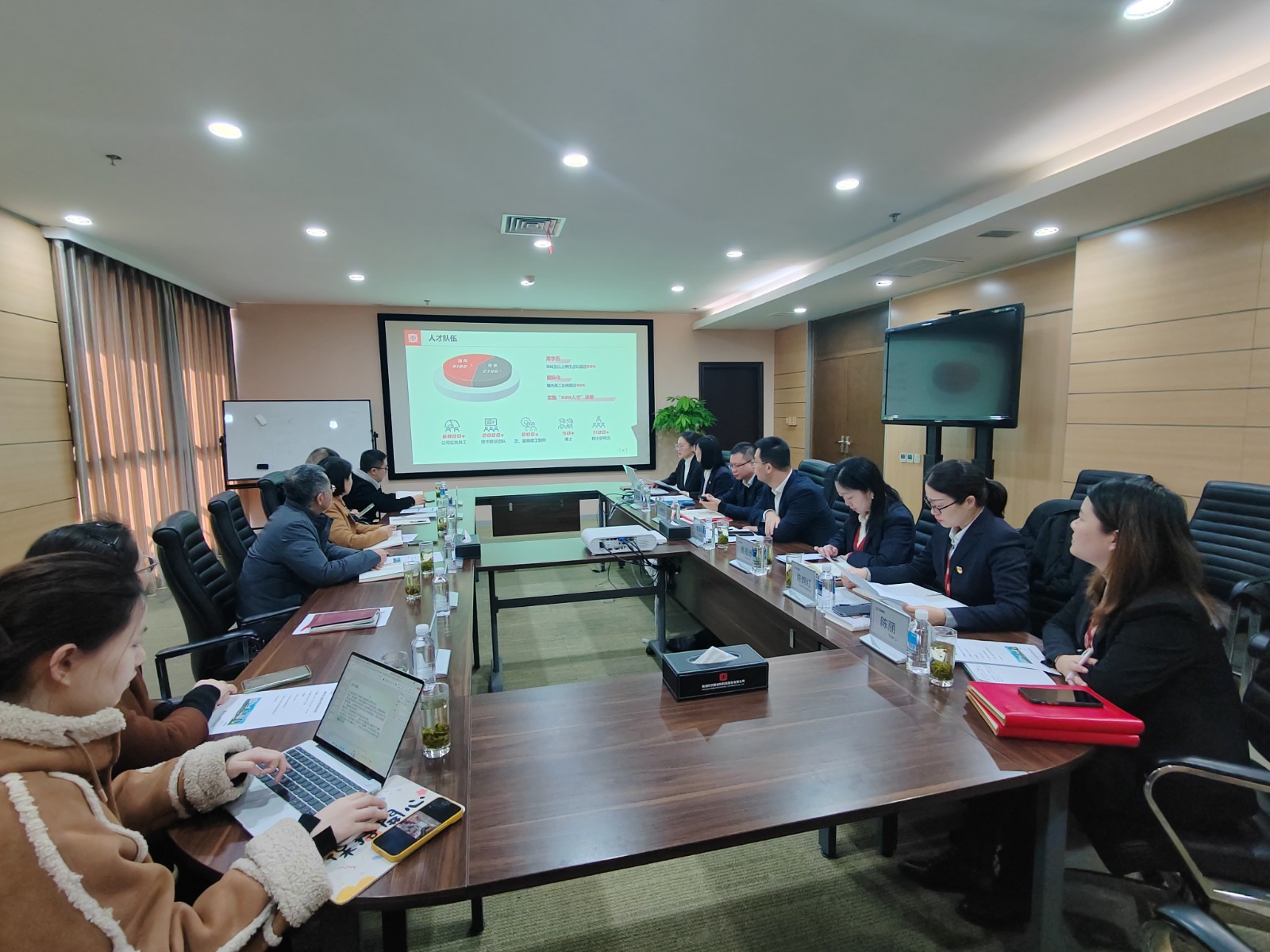 图１校企共同研讨人才培养.jpg
