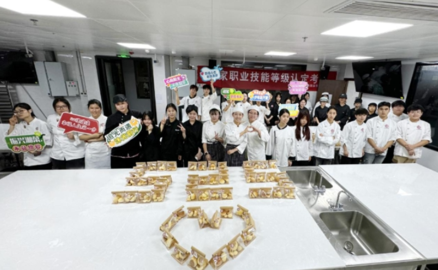 1500份“甜蜜礼包”大派送，长沙商贸旅游职院以美食传递心理健康正能量
