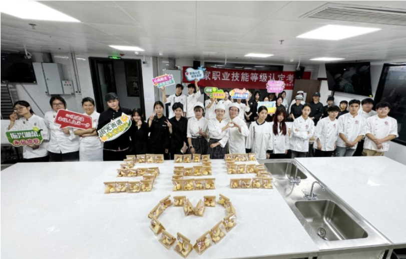 1500份“甜蜜礼包”大派送，长沙商贸旅游职院以美食传递心理健康正能量