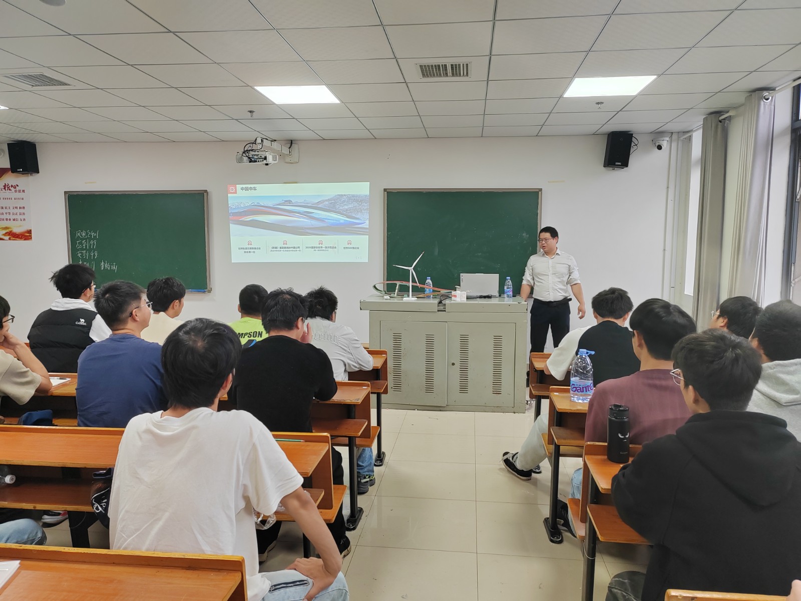 图３企业导师来校授课.jpg