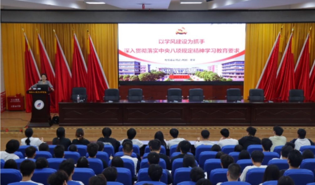 湖南化工职业技术学院校长隆平为化学工程学院入党积极分子上党课