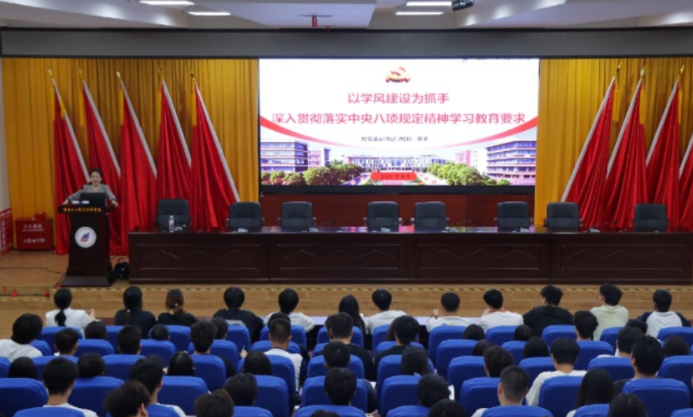湖南化工职业技术学院校长隆平为化学工程学院入党积极分子上党课