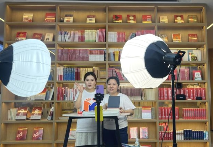 湘西职院与湘西新华书店共同开展新媒体直播培训活动