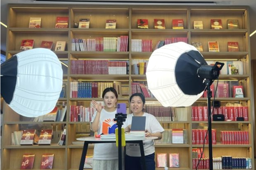 湘西职院与湘西新华书店共同开展新媒体直播培训活动