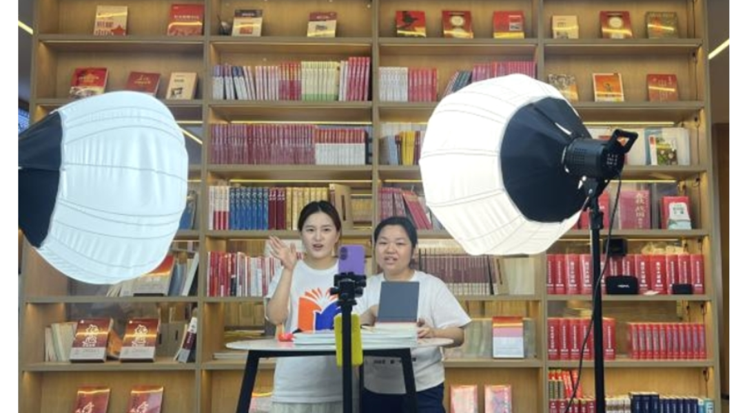 湘西职院与湘西新华书店共同开展新媒体直播培训活动