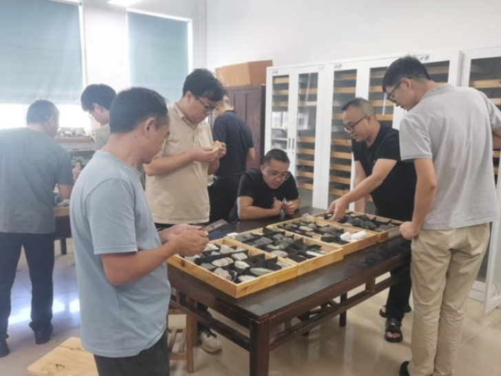 校院携手育英才 产教融合促发展——湖南工程职业技术学院助力地质院技术人员提升岩矿标本鉴定能力