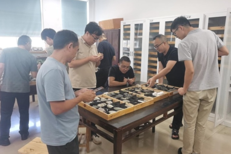 校院携手育英才 产教融合促发展——湖南工程职业技术学院助力地质院技术人员提升岩矿标本鉴定能力