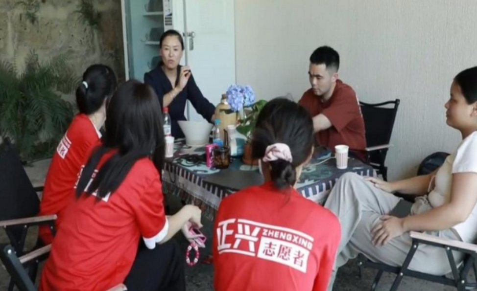 长沙职院建工学院学子黑麋峰实践：助农直播暖老同行