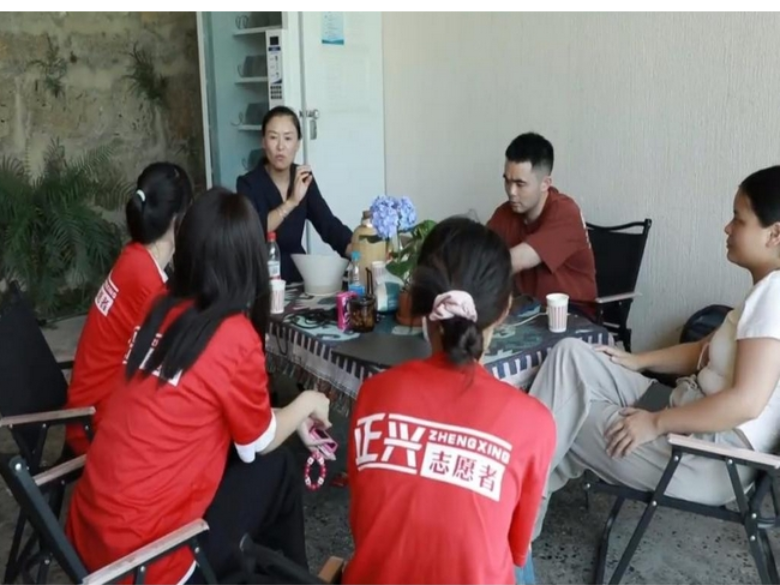 长沙职院建工学院学子黑麋峰实践：助农直播暖老同行