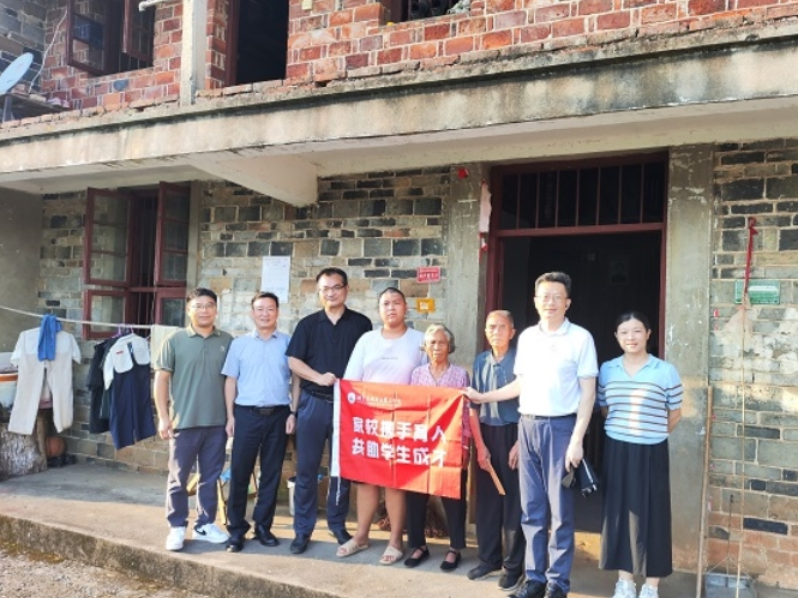 家校携手共筑育人桥梁——湖南工程职业技术学院信息工程学院开展暑期学生家访慰问活动