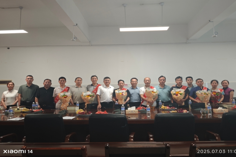 衡东职专退休教职工荣休欢送会温情举行