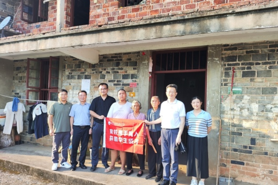 家校携手共筑育人桥梁——湖南工程职业技术学院信息工程学院开展暑期学生家访慰问活动