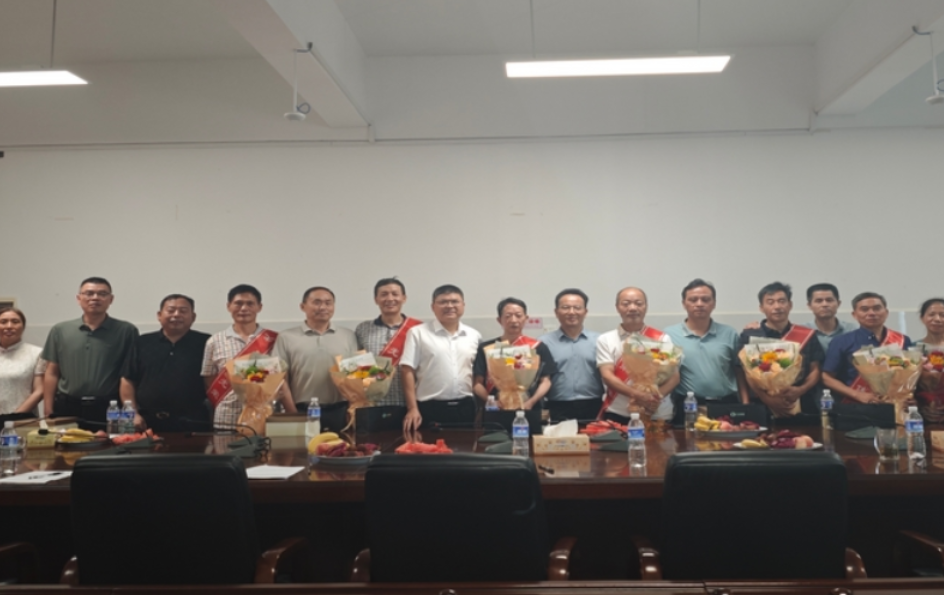 衡东职专退休教职工荣休欢送会温情举行