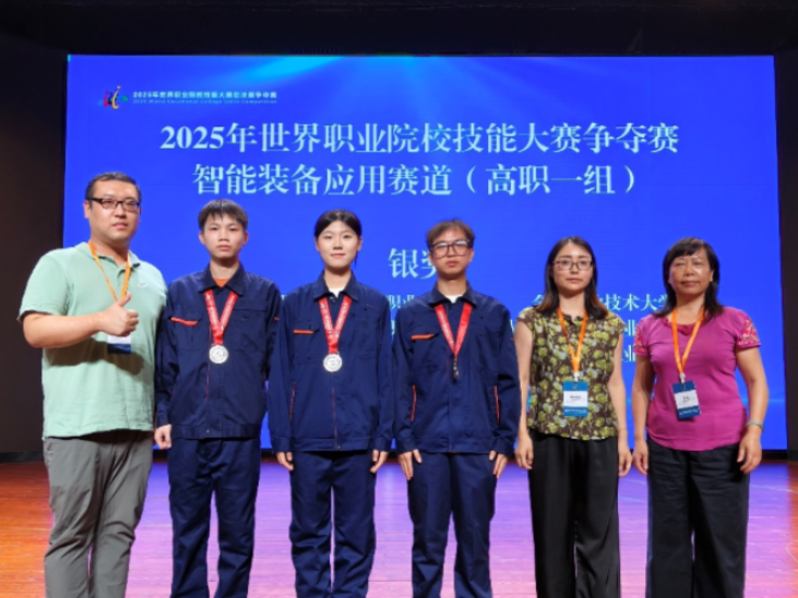 湖南化工职业技术学院在2025年世界职业院校技能大赛争夺赛斩获银奖