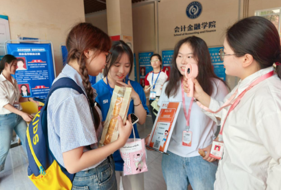 长沙商贸旅游职院：产业学院孵化“就业之星”，学长学姐迎新分享职场“高速路”