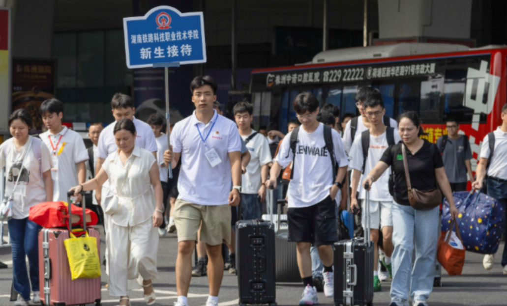 以“心”迎“新” 温暖到“家”湖南铁科职院喜迎2025级新同学