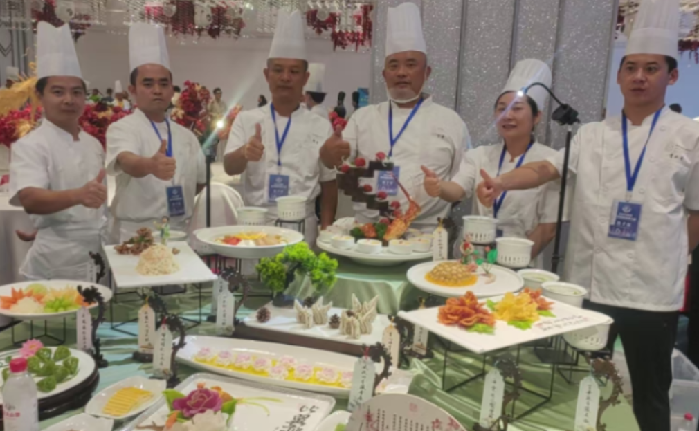 校企联袂亮厨艺——湖南化工职院在首届亚洲婚宴技能大赛中斩获三金