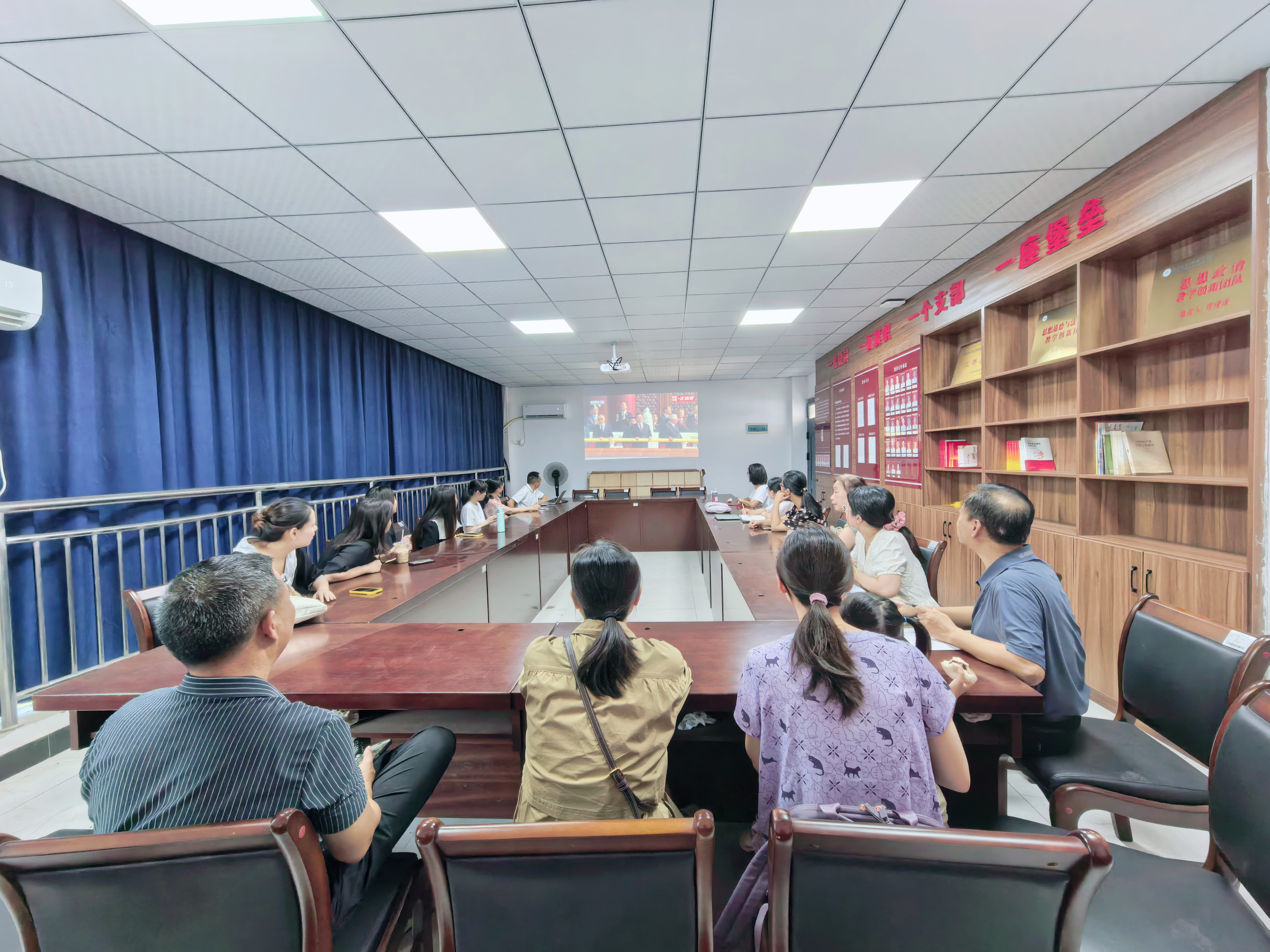 2.马克思主义学院党支部集中观看阅兵1.jpg