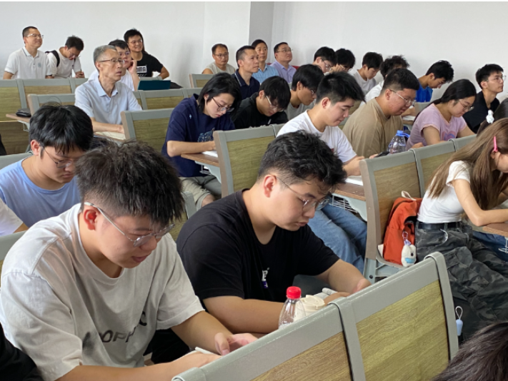 新程启航 携手奋进----湖南汽车工程职业大学领导与师生共听“开学第一课”