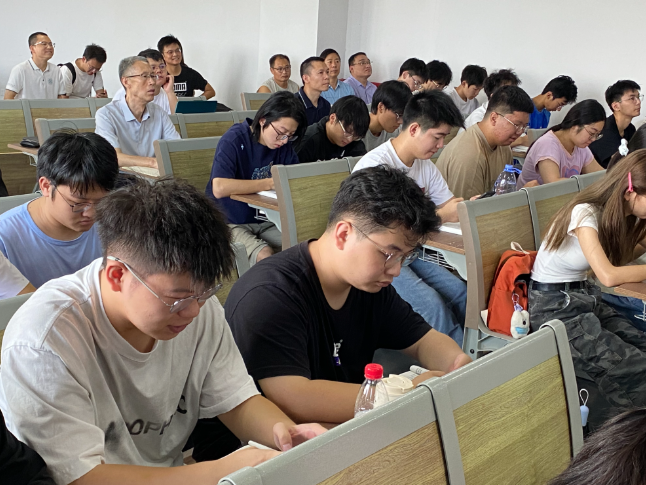 新程启航 携手奋进----湖南汽车工程职业大学领导与师生共听“开学第一课”