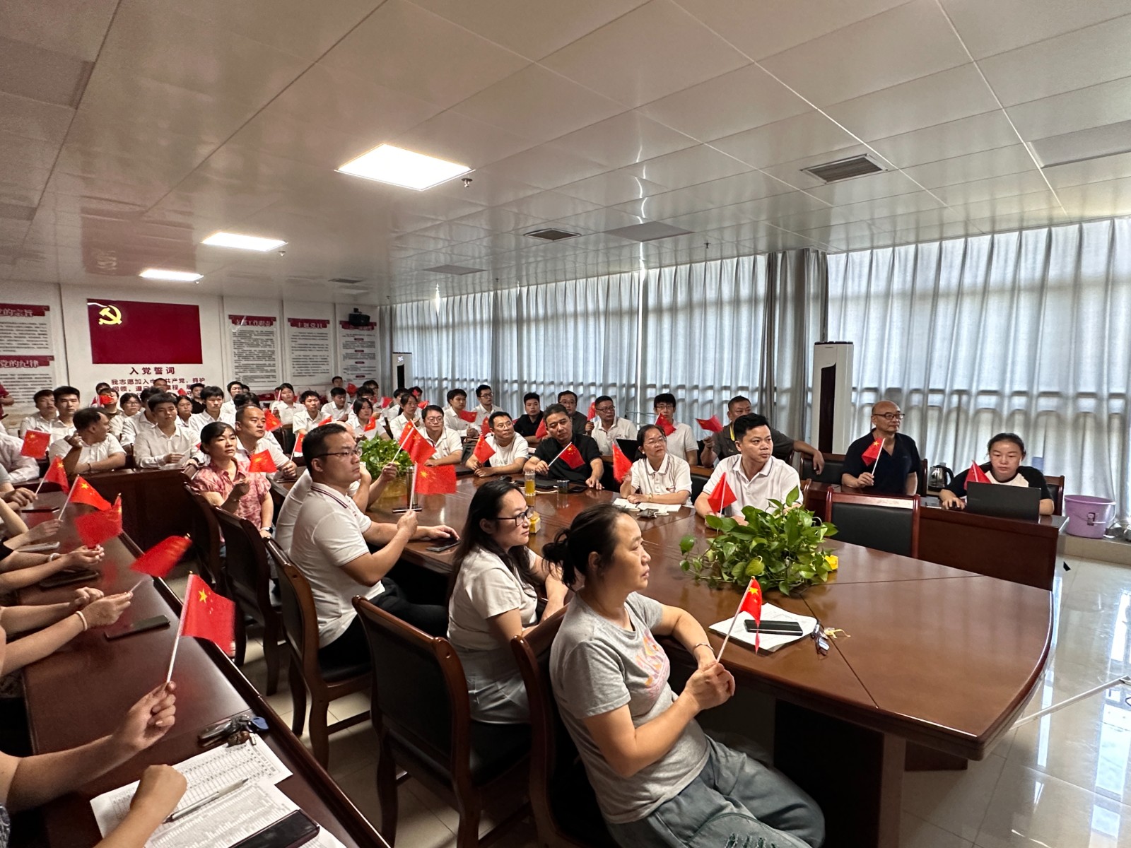 3.车辆运用学院师生集中观看阅兵.JPG