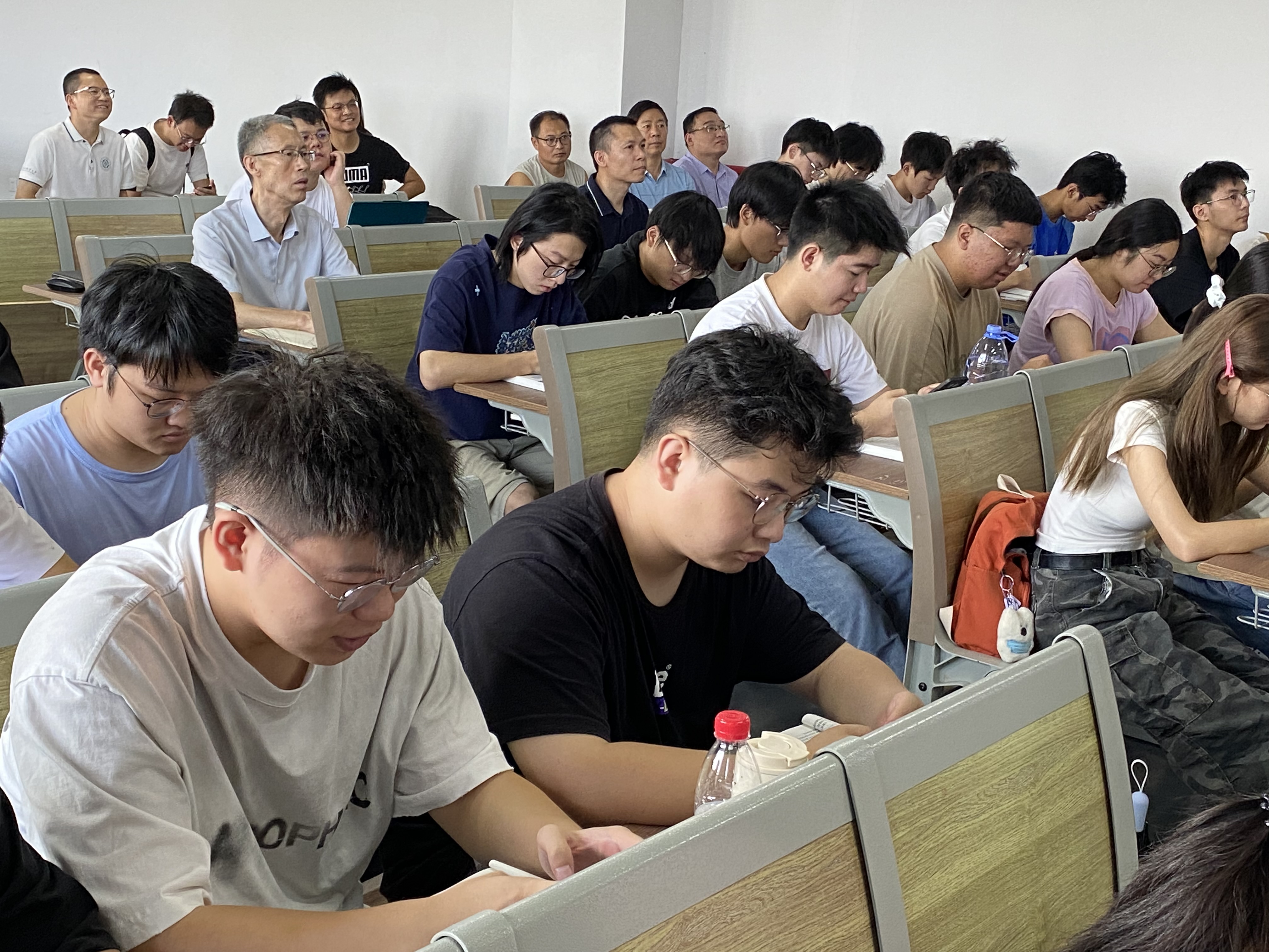 党委副书记、校长尹万建深入教学一线听课.jpg