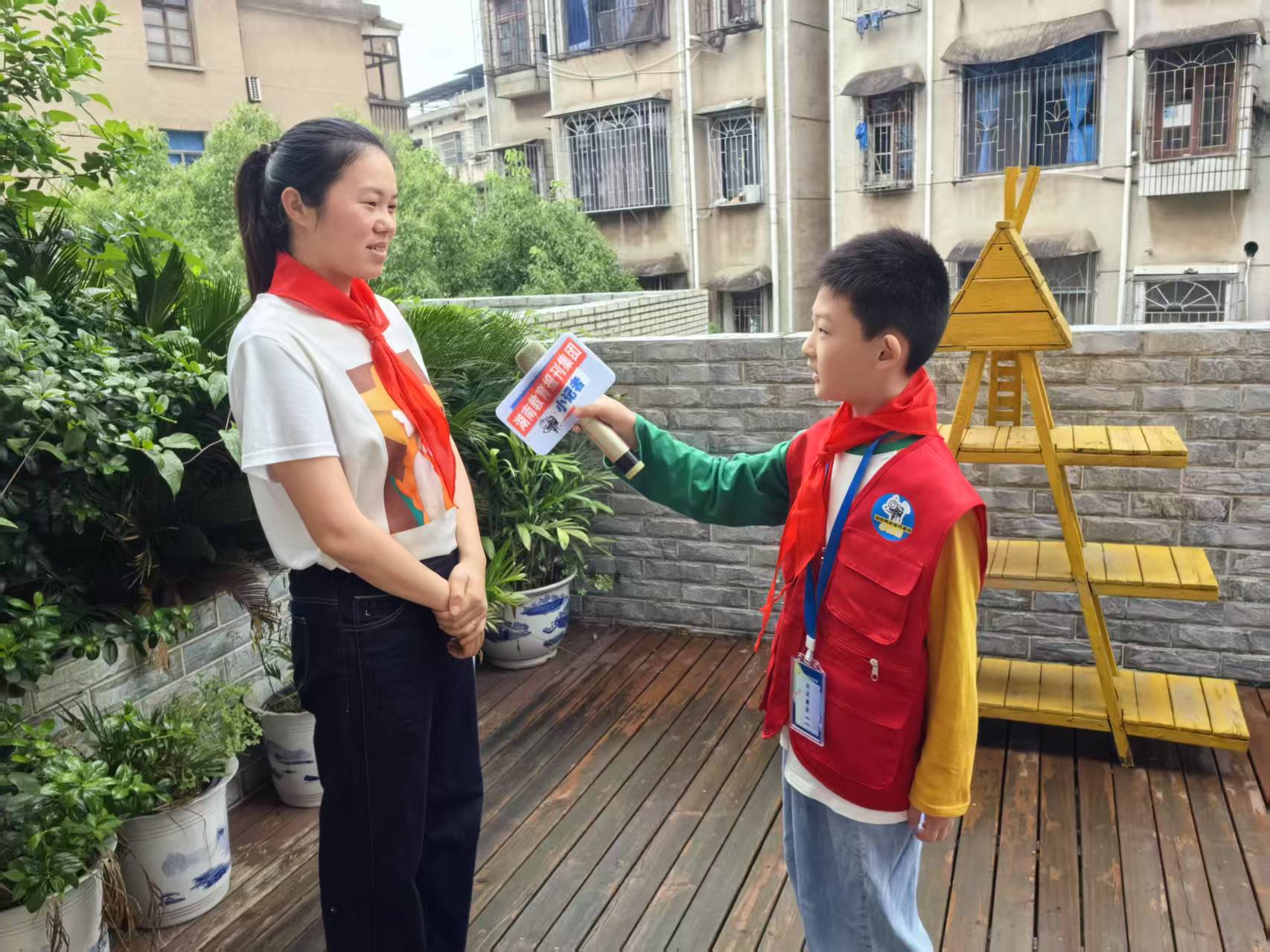 图片3  风车坪学校小记者尹弈茗采访德育处负责人黄婷婷.jpg