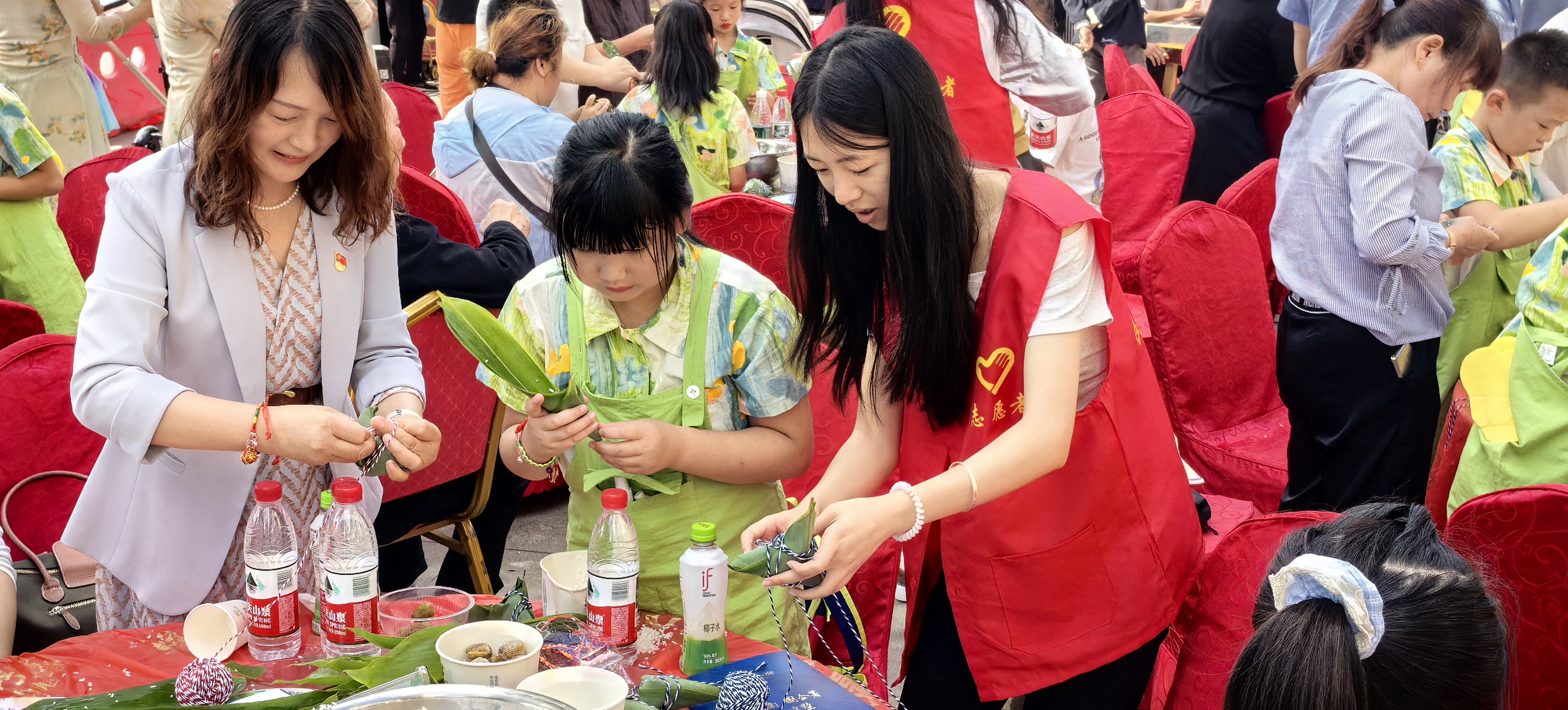 与志愿者一起包粽子.jpg
